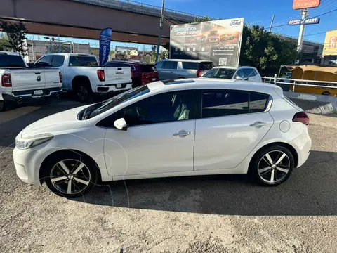 Kia Forte Hatchback HB SX Aut usado (2017) color Blanco precio $220,000