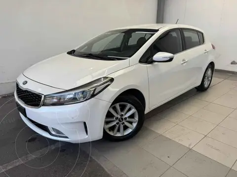 Kia Forte Hatchback HB EX usado (2018) color Blanco financiado en mensualidades(enganche $59,405 mensualidades desde $5,100)
