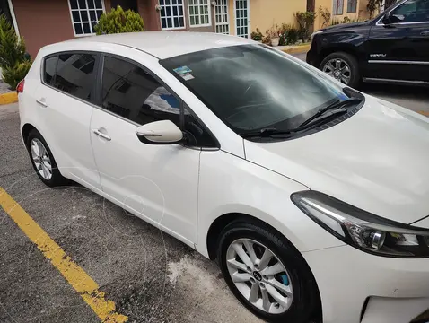 Kia Forte Hatchback HB EX usado (2018) color Blanco Perla precio $202,500