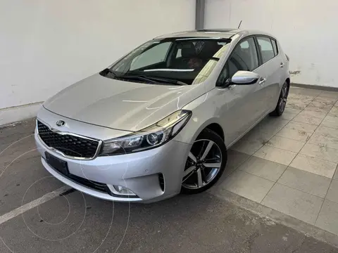 Kia Forte Hatchback HB SX Aut usado (2017) color Plata financiado en mensualidades(enganche $55,862 mensualidades desde $4,795)