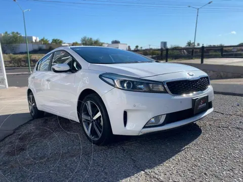 Kia Forte Hatchback HB SX Aut usado (2017) color Blanco Perla precio $238,000