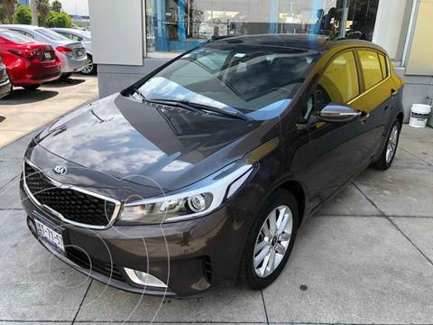 foto Kia Forte Hatchback HB EX usado (2017) color Café precio $207,000