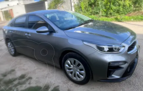 Kia Forte Sedan L usado (2021) color Gris Metalico precio $250,000