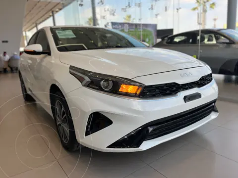 Kia Forte Sedan 2.0L EX Aut usado (2024) color Blanco Nieve Perla precio $400,000