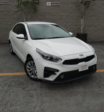 foto Kia Forte Sedán 2.0L LX usado (2021) color Blanco precio $288,000