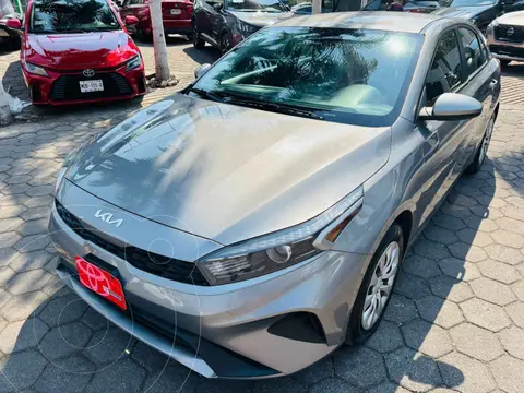 Kia Forte Sedan 2.0L LX Aut usado (2023) color Plata financiado en mensualidades(enganche $79,819 mensualidades desde $7,090)