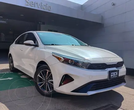 Kia Forte Sedan 2.0L LX usado (2022) color Blanco precio $310,133