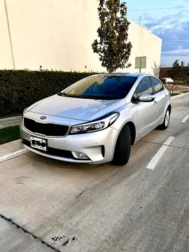 Kia Forte Sedan EX usado (2017) color Plata precio $205,000