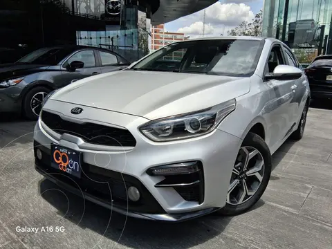 Kia Forte Sedan HB EX usado (2021) color plateado precio $265,000