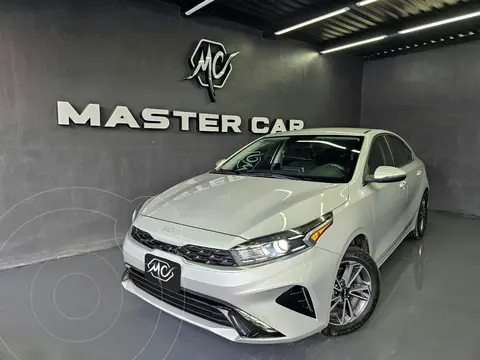 Kia Forte Sedan 2.0L EX Aut usado (2024) color plateado precio $369,000