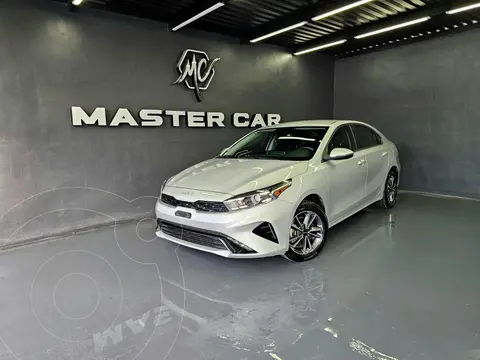 Kia Forte Sedan 2.0L EX Aut usado (2024) color plateado precio $385,000