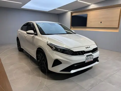 Kia Forte Sedan 2.0L LX usado (2023) color Blanco precio $310,000