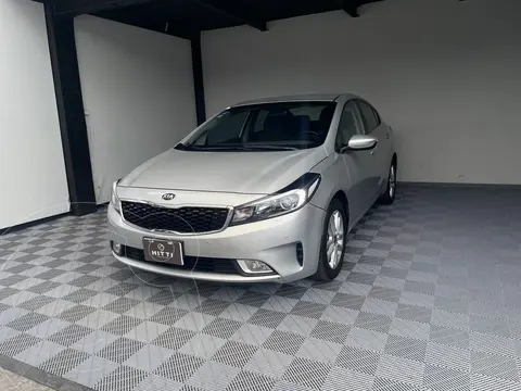 Kia Forte Sedan EX usado (2018) color plateado precio $208,000