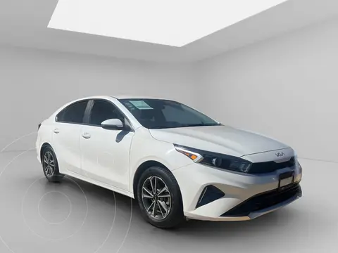 Kia Forte Sedan 2.0L LX usado (2022) color Blanco precio $305,000