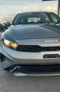 foto Kia Forte Sedán 2.0L LX usado (2022) color Gris precio $290,000