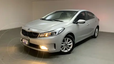foto Kia Forte Sedán EX usado (2018) color plateado precio $198,000