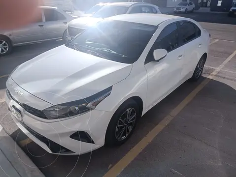Kia Forte Sedan 2.0L LX usado (2023) color Blanco precio $280,000