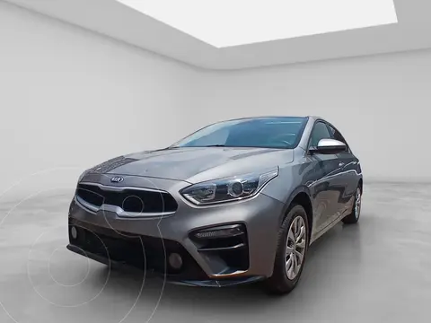 Kia Forte Sedan GT usado (2021) color plateado precio $235,000