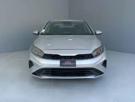 Kia Forte Sedan 2.0L LX usado (2022) color plateado precio $279,000