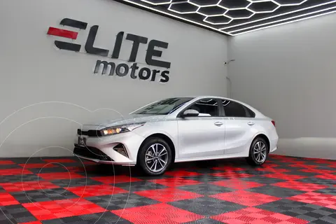 Kia Forte Sedan 2.0L LX usado (2023) color Plata precio $324,900