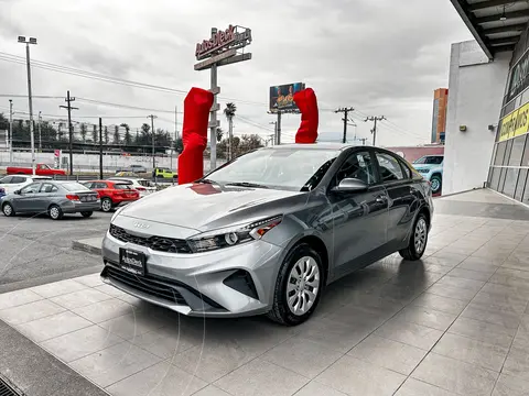 Kia Forte Sedan 2.0L LX usado (2022) color Gris Oscuro precio $319,000