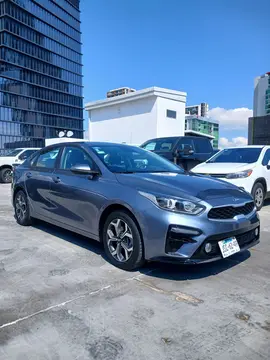 Kia Forte Sedan LX usado (2020) color Gris Urbano precio $298,000