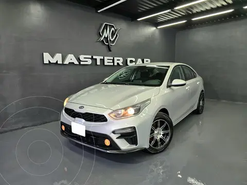 Kia Forte Sedan L usado (2019) color plateado precio $229,000