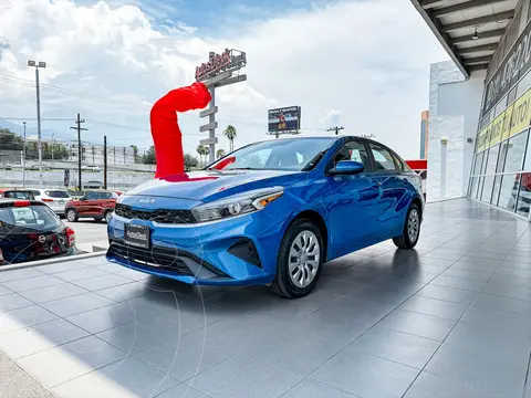 Kia Forte Sedan 2.0L LX usado (2023) color Azul financiado en mensualidades(enganche $67,980 mensualidades desde $6,956)