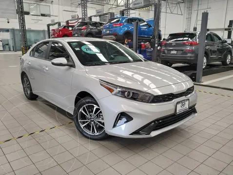 Kia Forte Sedan 2.0L LX usado (2022) color plateado precio $320,000