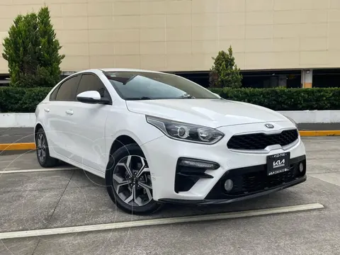 Kia Forte Sedan LX Aut usado (2021) color Blanco precio $299,800