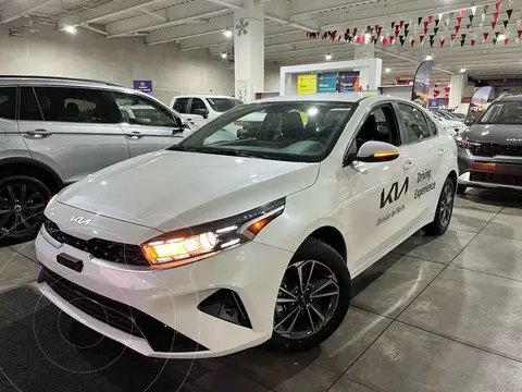 Kia Forte Sedan 2.0L EX Aut usado (2024) color Blanco precio $411,900