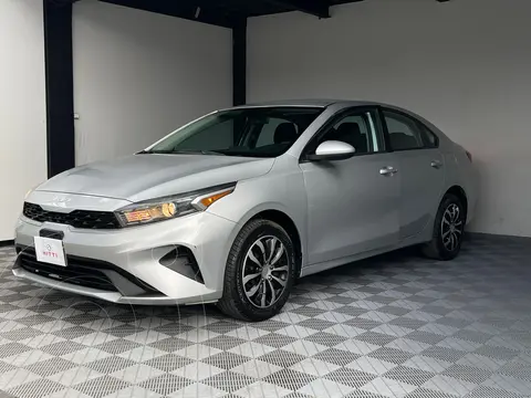 Kia Forte Sedan 2.0L LX usado (2022) color plateado precio $265,000