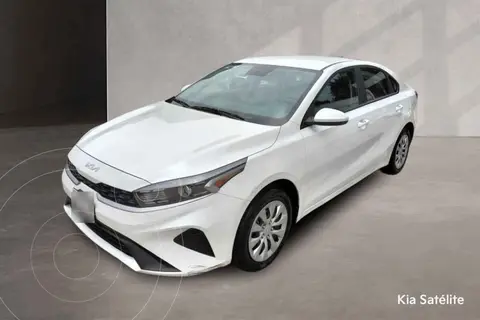 Kia Forte Sedan 2.0L LX usado (2023) color Blanco precio $319,000
