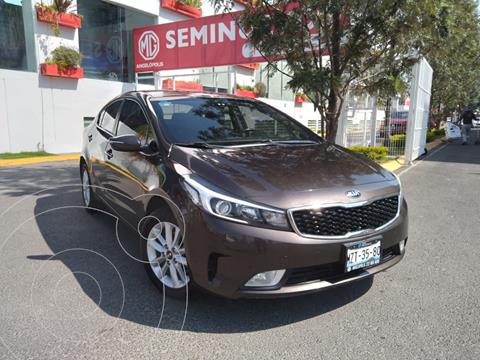 foto Kia Forte Sedán EX Aut usado (2017) color Café precio $210,000