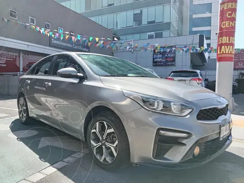 Kia Forte Sedan LX Aut usado (2021) color plateado precio $275,000