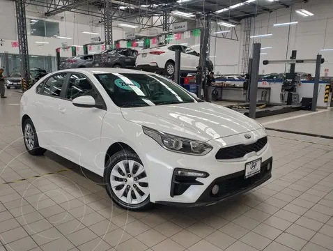foto Kia Forte Sedán L Aut usado (2021) color Blanco precio $295,000