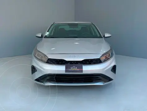 Kia Forte Sedan 2.0L LX usado (2022) color plateado precio $279,000