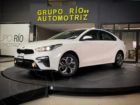 Kia Forte Sedan LX Aut usado (2021) color Blanco precio $298,000