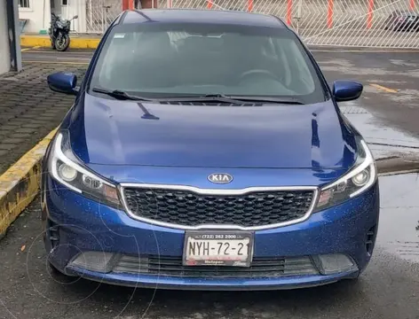 Kia Forte Sedan L usado (2017) color Azul precio $180,000