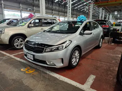 Kia Forte Sedan EX usado (2017) color Plata financiado en mensualidades(enganche $66,000 mensualidades desde $4,850)
