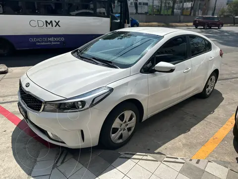 Kia Forte Sedan LX usado (2018) color Blanco precio $235,000