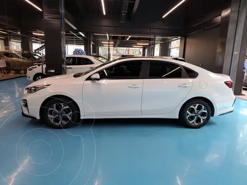 Kia Forte Sedan LX Aut usado (2020) color Blanco precio $290,000