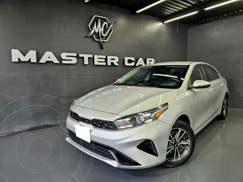 Kia Forte Sedan 2.0L EX Aut usado (2022) color plateado precio $329,000