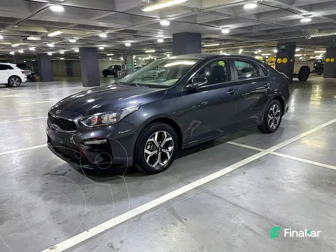 Kia Forte Sedan EX Aut usado (2020) color Gris Oscuro precio $248,000