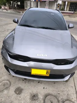 KIA K3 Cross Vibrant Aut usado (2025) color Gris precio $79.000.000
