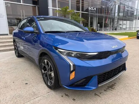 Kia K3 GT Line usado (2024) color Azul financiado en mensualidades(enganche $88,000 mensualidades desde $10,704)