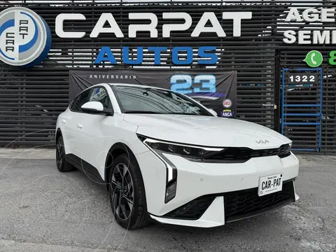 Kia K3 GT Line usado (2024) color Blanco financiado en mensualidades(enganche $87,780 mensualidades desde $9,148)