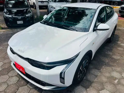 Kia K3 EX usado (2024) color Blanco financiado en mensualidades(enganche $79,819 mensualidades desde $7,090)