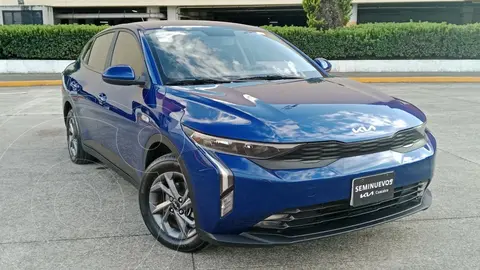 Kia K3 LX Aut usado (2024) color Azul financiado en mensualidades(enganche $70,634 mensualidades desde $8,127)