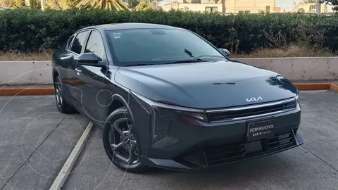 Kia K4 Sedan LX usado (2025) color Gris Oscuro financiado en mensualidades(enganche $86,594 mensualidades desde $9,964)